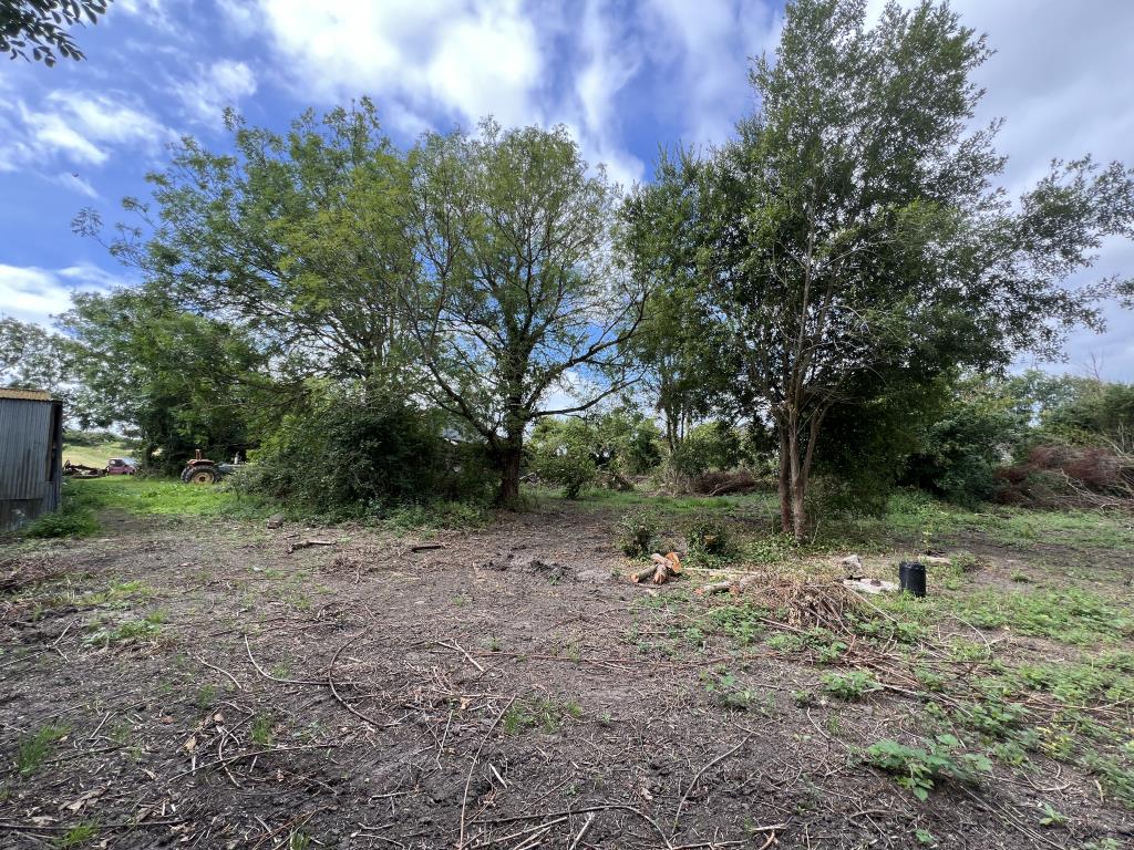 Lot: 36 - FREEHOLD RURAL BARN WITH CONSENT FOR CONVERSION ON A PLOT OF 1.27 ACRES - Part of the plot cleared for the development